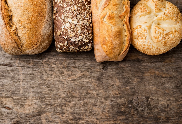 Varie cornici di pane con copia spazio piatto disteso