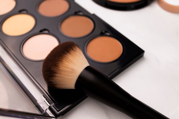 Various brown tones for the face, a highlighter for the face, a palette of contours and blush