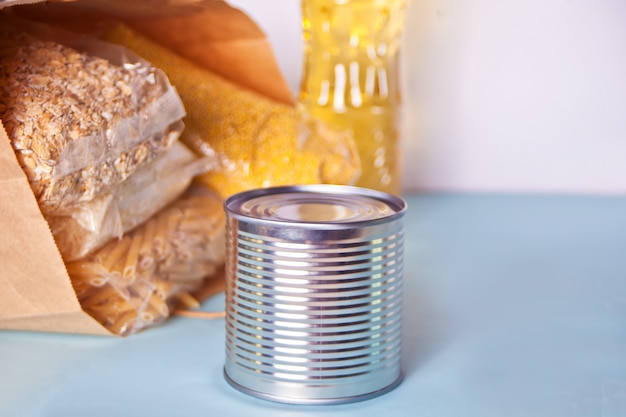 Vari cibi in scatola e cereali sul tavolo. donazioni alimentari. consegna del cibo.