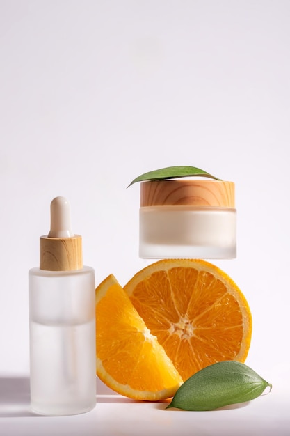 サイトラススライスと葉の様々な化品 ビタミンCとフルーツ酸の化品コンセプト ブランドなしのパッケージ