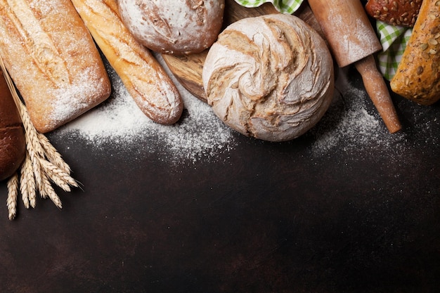 Photo various crusty bread and buns