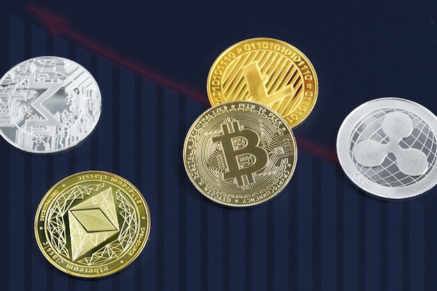 Различные монеты криптовалюты на синем фоне Виртуальные деньги криптовалюты Виртуальная цифровая валюта