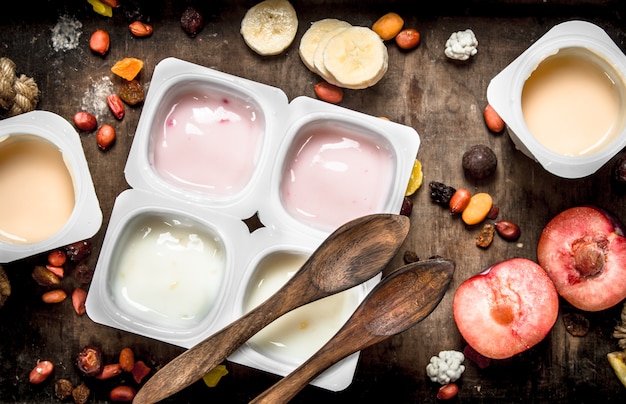 Различные вкусные фруктовые йогурты с ингредиентами