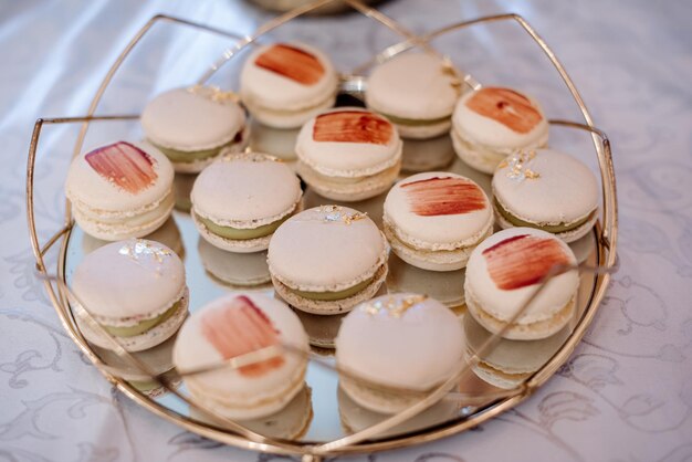 Foto dolci vari e torta sul tavolo del buffet al matrimonio