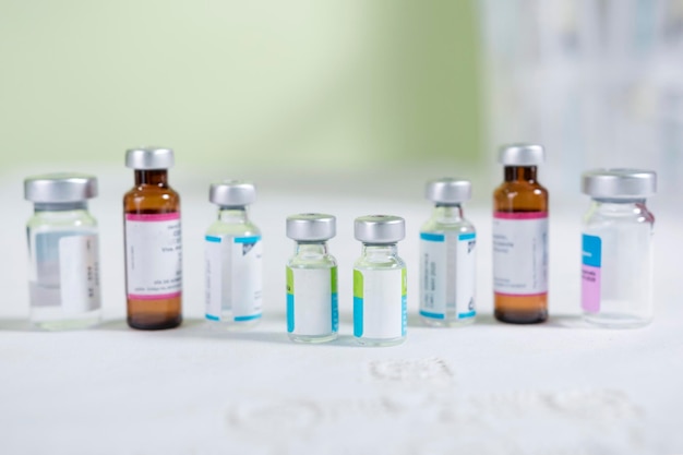 Различные и разные стеклянные контейнеры, содержащие лекарства и вакцины