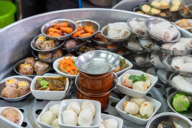 냄비에 찐 다양한 딤섬 전통 중국 음식