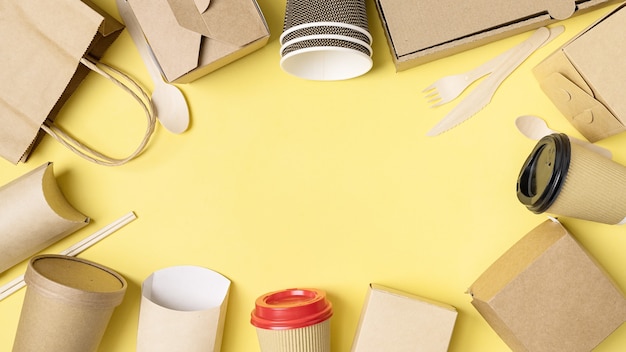 Foto vari imballaggi per fast food impostati su sfondo giallo. servizio di consegna cibo. vista dall'alto. copia spazio.