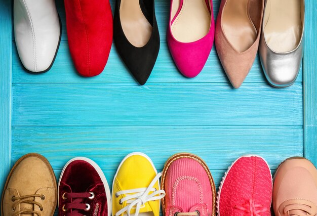 Foto varie scarpe eleganti femminili su fondo di legno