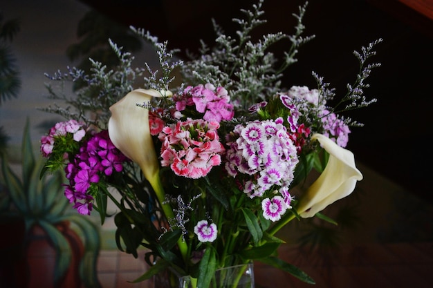 花瓶の中のさまざまな花