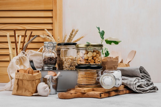 Foto vari ingredienti alimentari crudi in barattoli