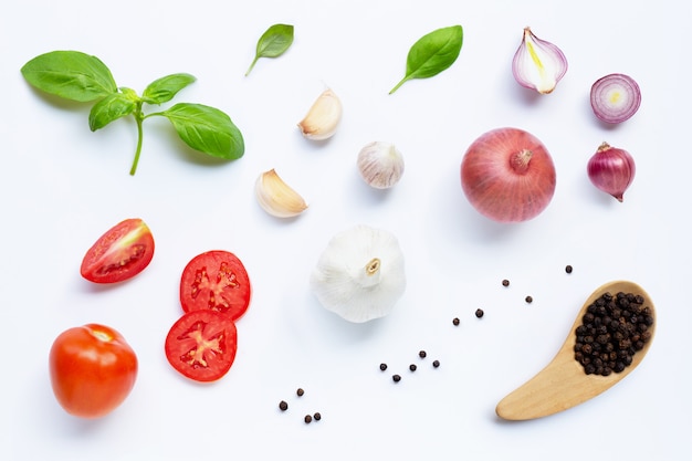 Фото Различные свежие овощи и травы на белом фоне. концепция здорового питания