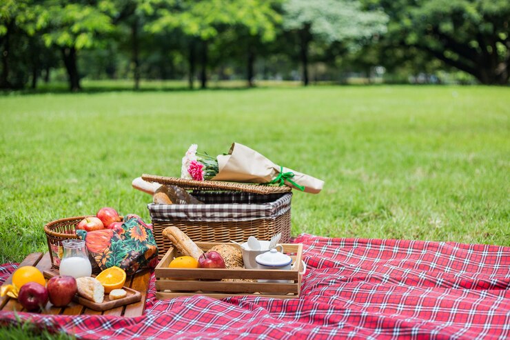 Photo various fruits in basket on field