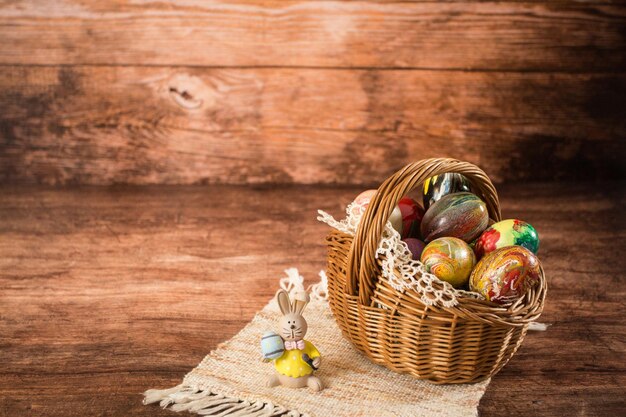 Foto diversi frutti in cesto su tavola