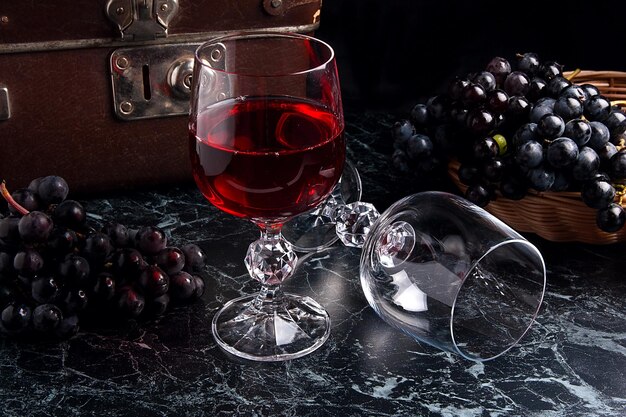 Photo various fruits in glass on table