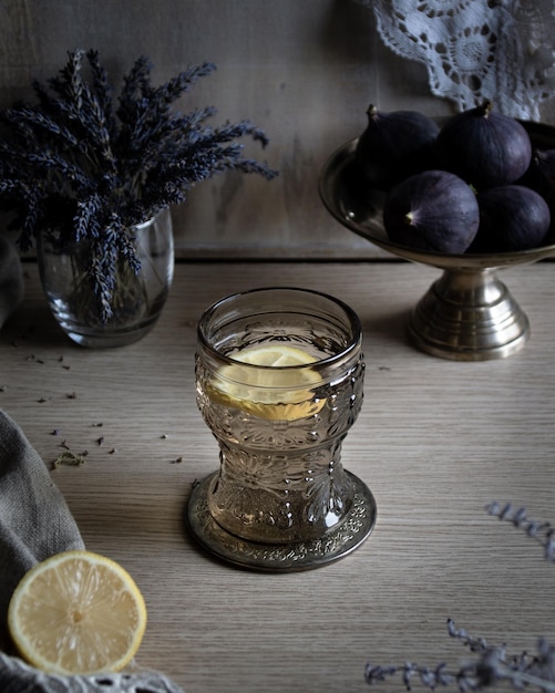 Foto diversi frutti in bicchiere sulla tavola