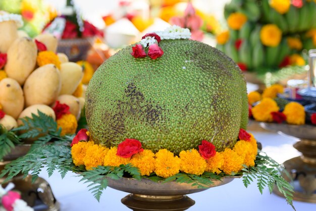 Foto vari frutti e offerte furono organizzati per la cerimonia di adorazione degli dei dell'induismo