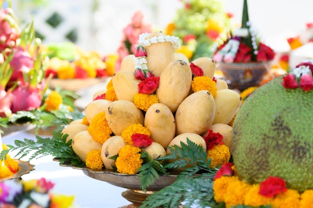 Foto vari frutti e offerte furono organizzati per la cerimonia di adorazione degli dei dell'induismo