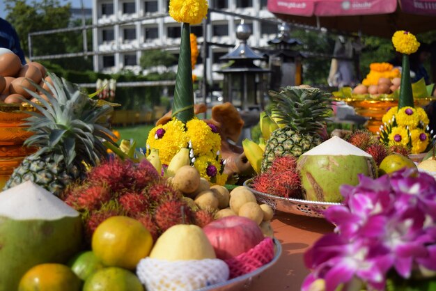 Foto diversi frutti in vendita al mercato