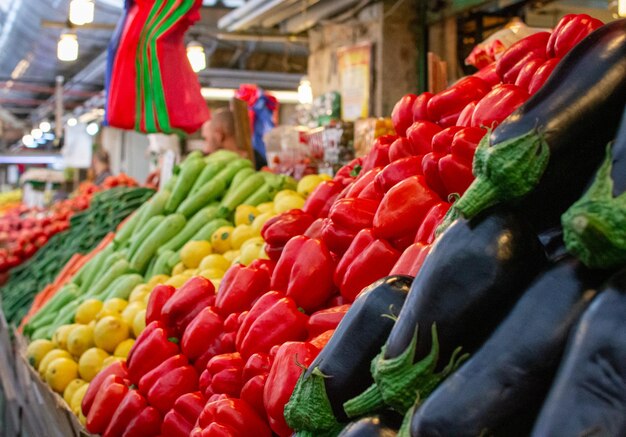 Foto diversi frutti in vendita al mercato