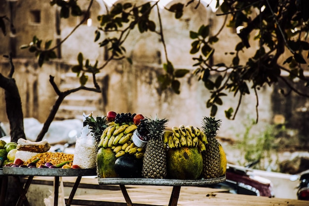 Photo various fruits for sale at market stall