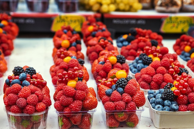 Foto diversi frutti in vendita al mercatino