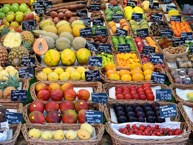 Foto diversi frutti in vendita al mercatino