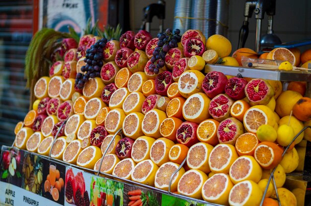 Foto diversi frutti in vendita al mercato