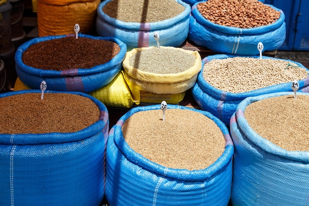 Foto diversi frutti in vendita al mercato