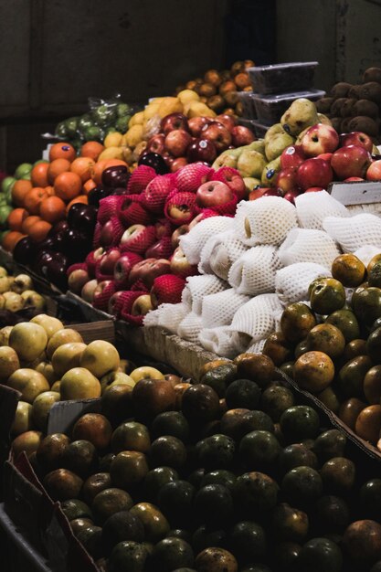 Foto diversi frutti in vendita al mercatino