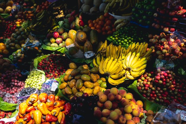 Foto diversi frutti per la vendita al mercato