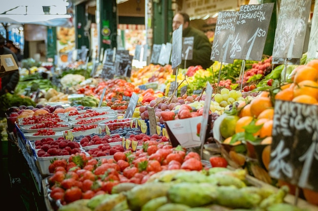 Foto diversi frutti per la vendita al mercato