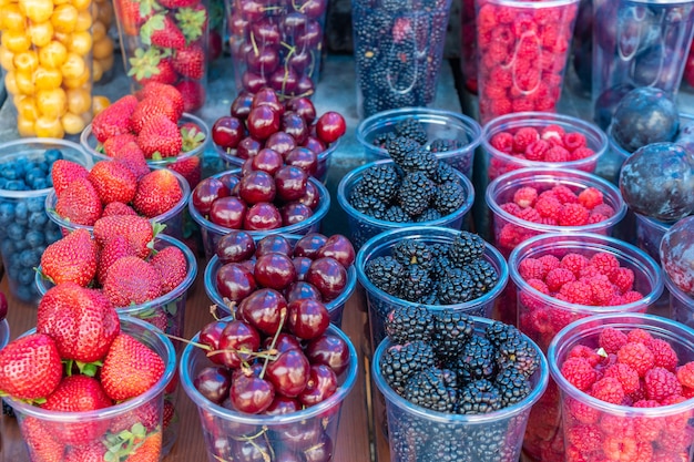 Продажа различных фруктов, открытый рынок. Еда. Тбилиси