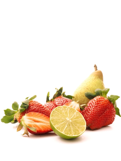 Foto diversi frutti su sfondo bianco