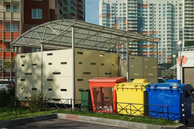 쓰레기 분리수거를 위한 다양한 쓰레기통. 거리에서 가정 쓰레기를 분류하기 위한 다채로운 플라스틱 용기. 생활쓰레기 재활용. 친환경 쓰레기 수거