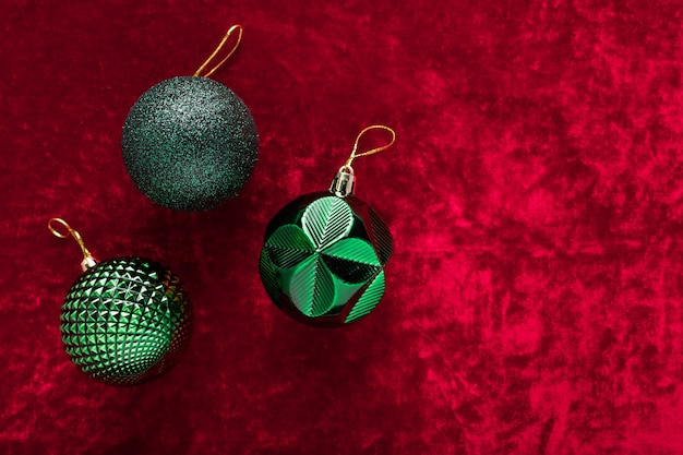 Photo various green christmas decorations on red velvet fabric