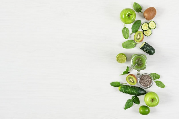 チアシードのスムージーのメイソンジャーとさまざまな緑の果物と野菜デトックスダイエット