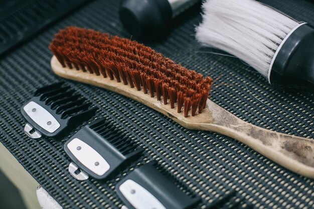 Foto vari strumenti per lo styling dei capelli sul tavolo del barbiere