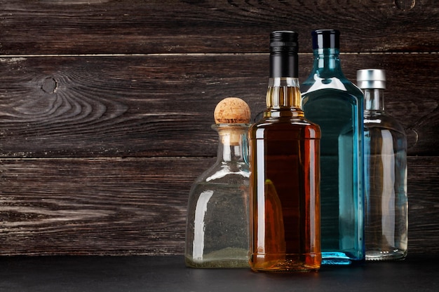 さまざまな硬酒のボトル