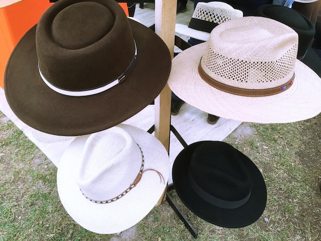 Foto diversi cappelli in vendita al negozio