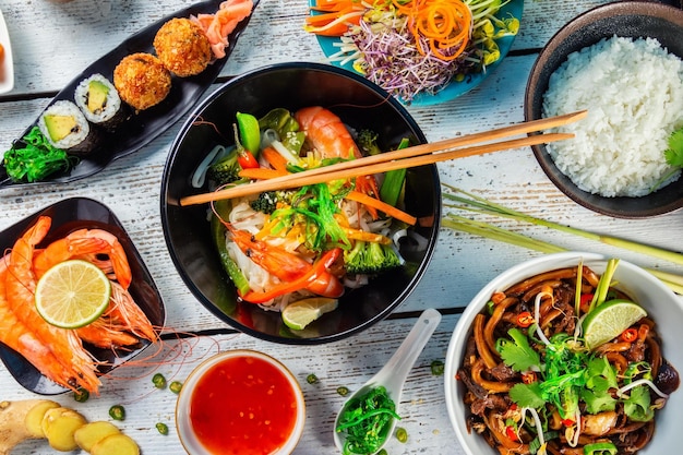 Различные виды азиатской еды с эффектом движения