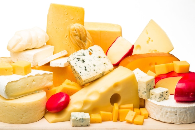 나무 접시에 다양한 종류의 치즈
