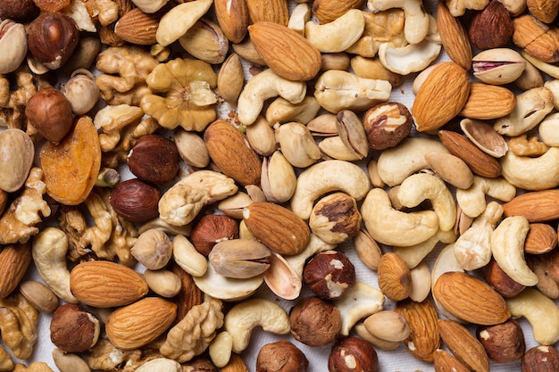 Photo various kinds of nuts almond, walnut, hazelnut, cashew, brazil nuts