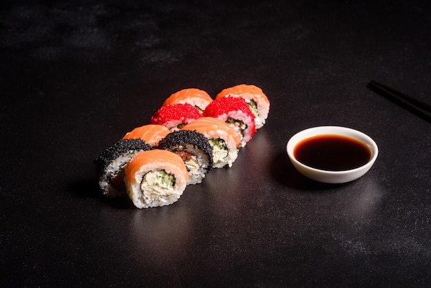 Различные виды суши подаются. Ролл с лососем, авокадо, огурцом. Суши-меню. Японская еда.