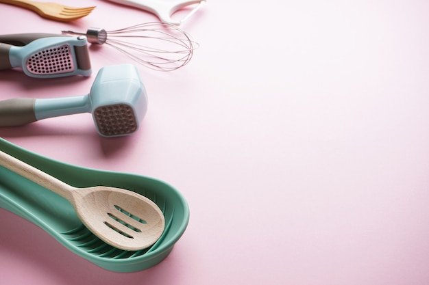 Photo various kitchen utensils on the table