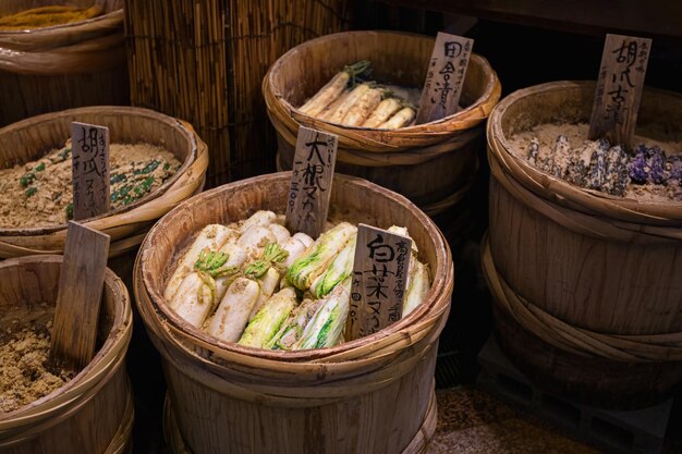 ニシキ市場の様々なマリネートされた野菜 日本の保存野菜は日本人の伝統的な料理です