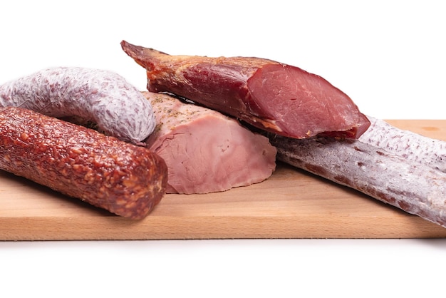 Vari di carne, carne affumicata, salsiccia, salame isolato su sfondo bianco.