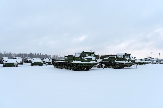 Различная военная техника в снегу зимой