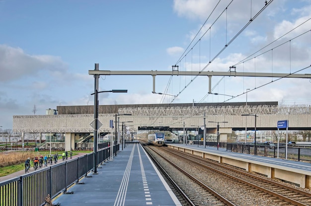 写真 様々な交通機関の自転車列車高速道路がランシンガーランド鉄道駅で出会う