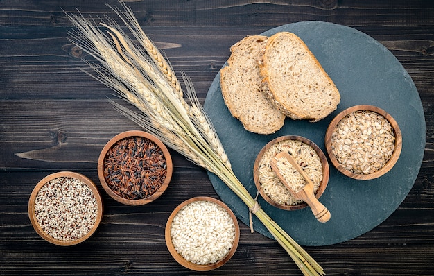 健康食品成分製品コンセプトの木製ボウルに様々な自然有機穀物と全粒種子。