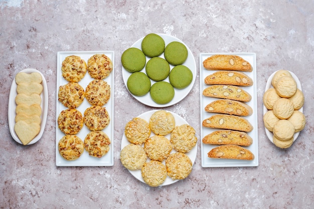 Biscotti vari della noce biscotti della noce, biscotti dell'arachide, biscotti di mandorla e biscotti di matcha, vista superiore